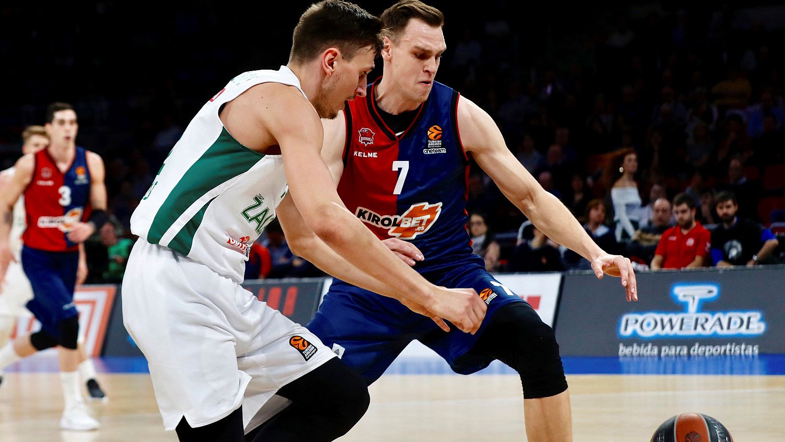 El pívot alemán del Kirolbet Baskonia, Johannes Voigtmann, y el escolta del Zalgiris de Kaunas Edgaras Ulanovas, en una jugada del partido.