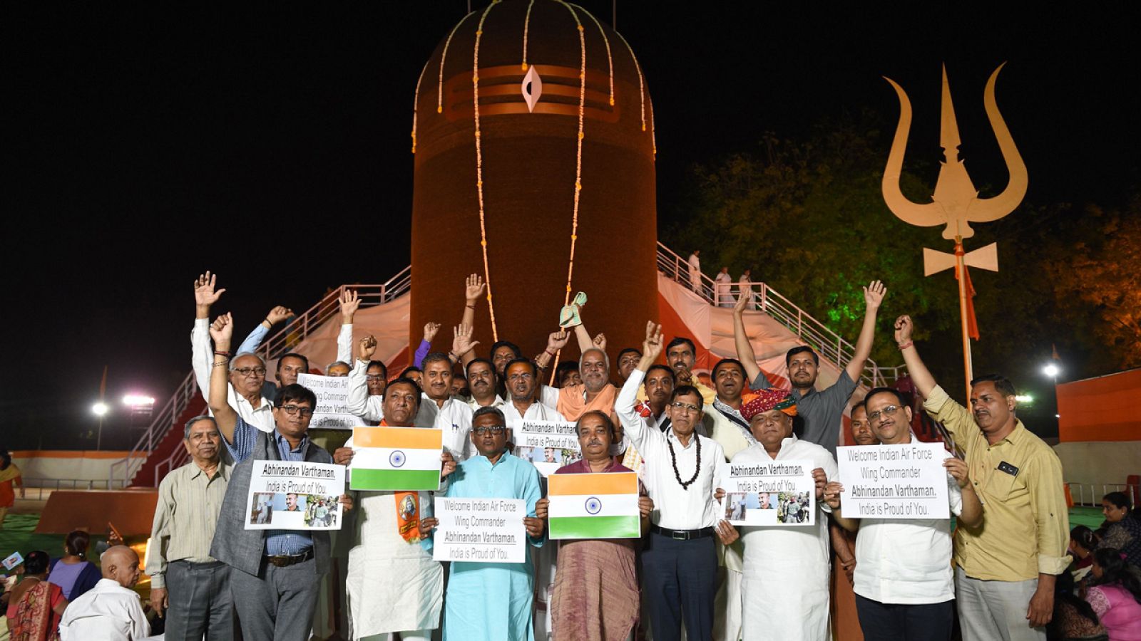 Un grupo de indios dan la bienvenida a Abhinandan Varthaman