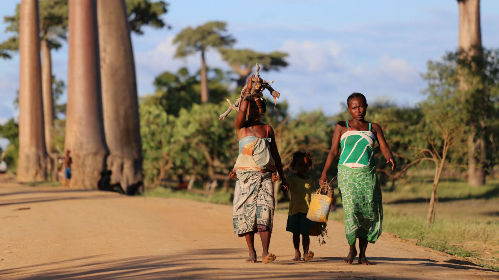 Mujeres africanas paseando con una niña