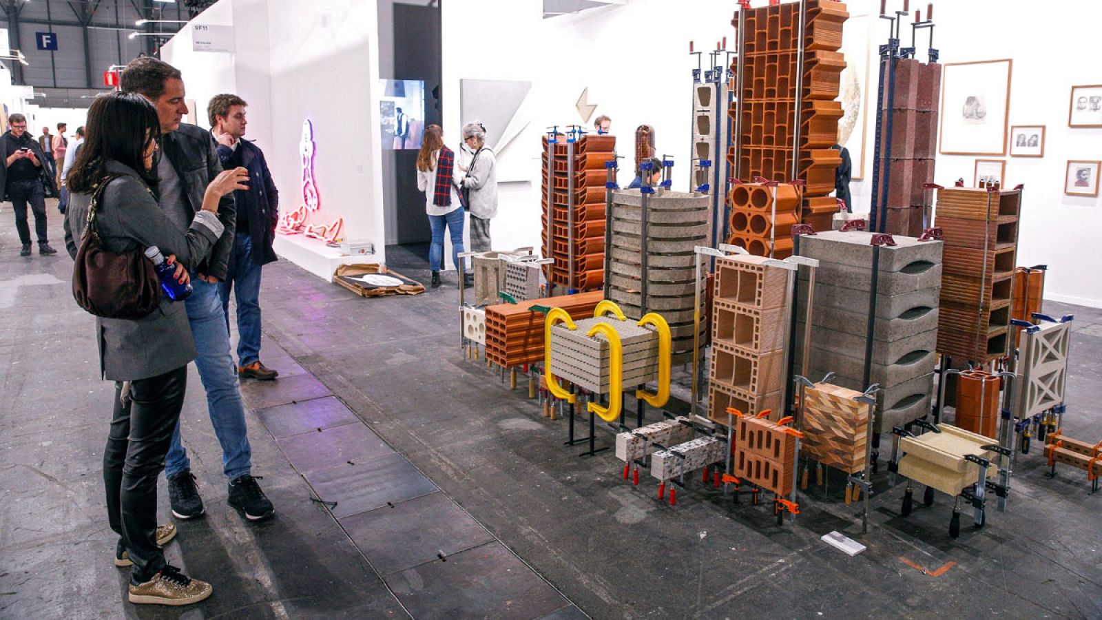 Unas personas visitan la exposición de la galería Revolver de Perú en la feria de arte, ARCO.