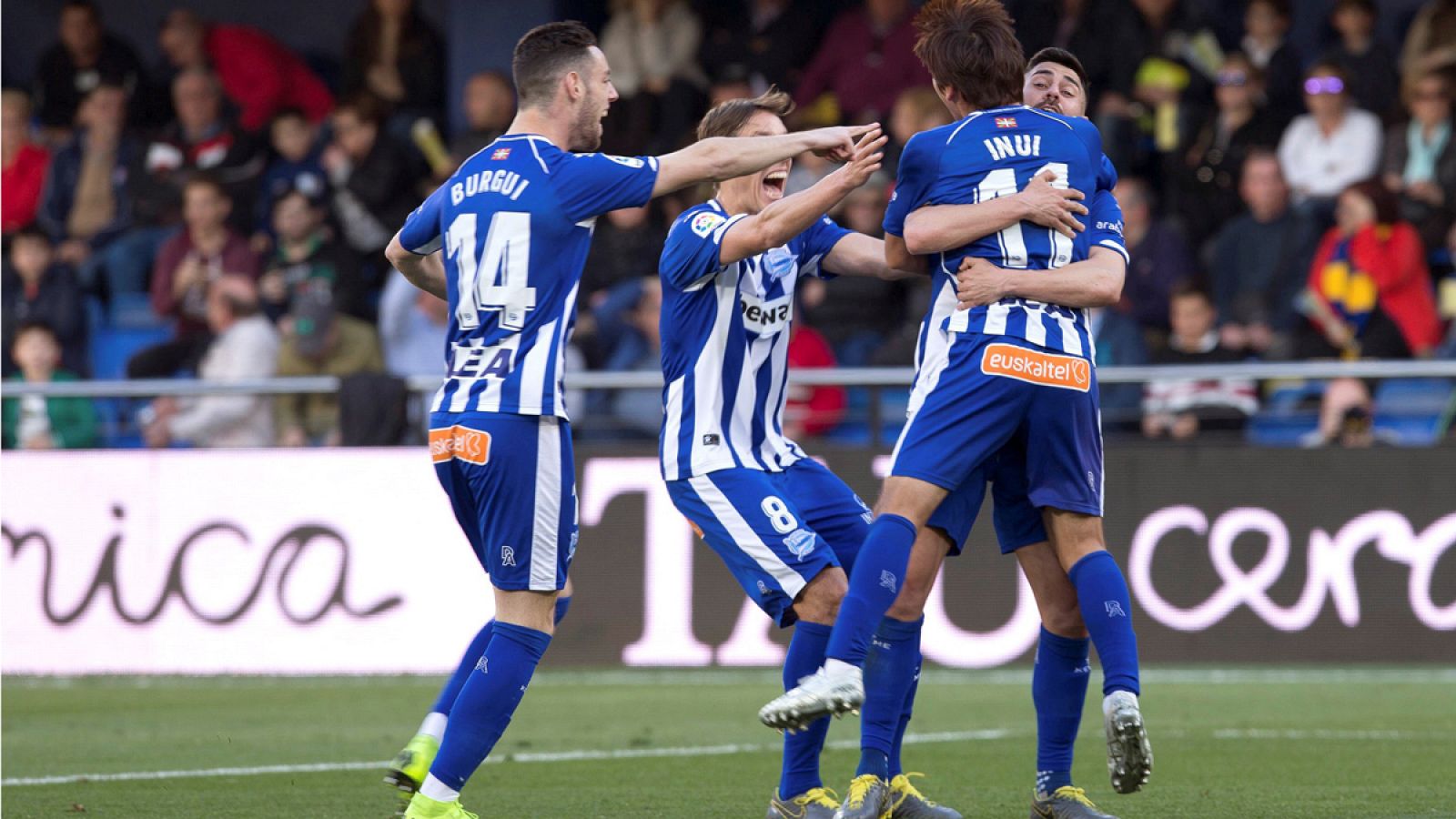 Inui celebra el último tanto del encuentro ante el Villarreal