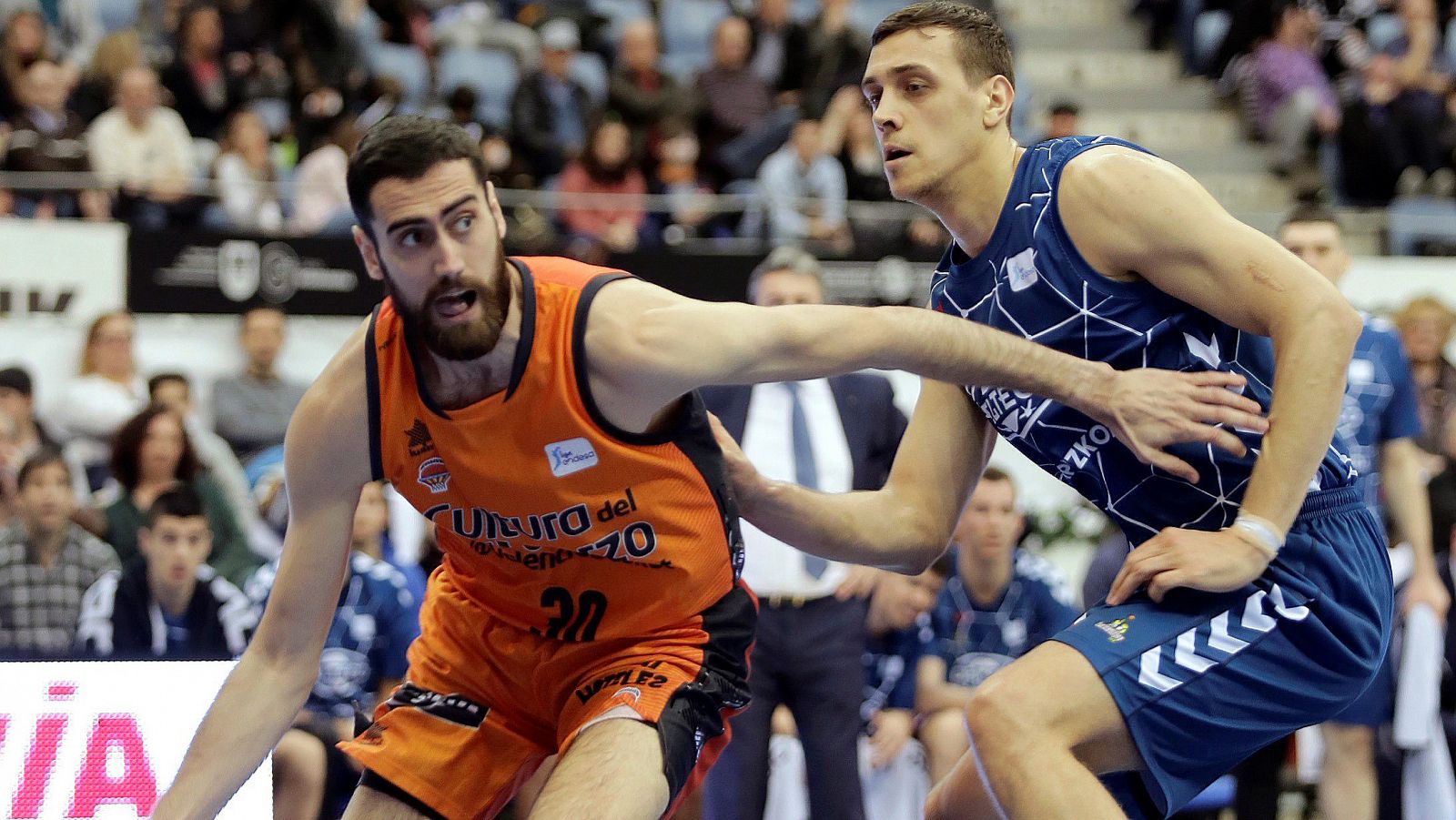 El escolta del Valencia Basket, Joan Sastre y el ala-pívot ucraniano del Delteco GBC, Vyacheslav Bobrov.