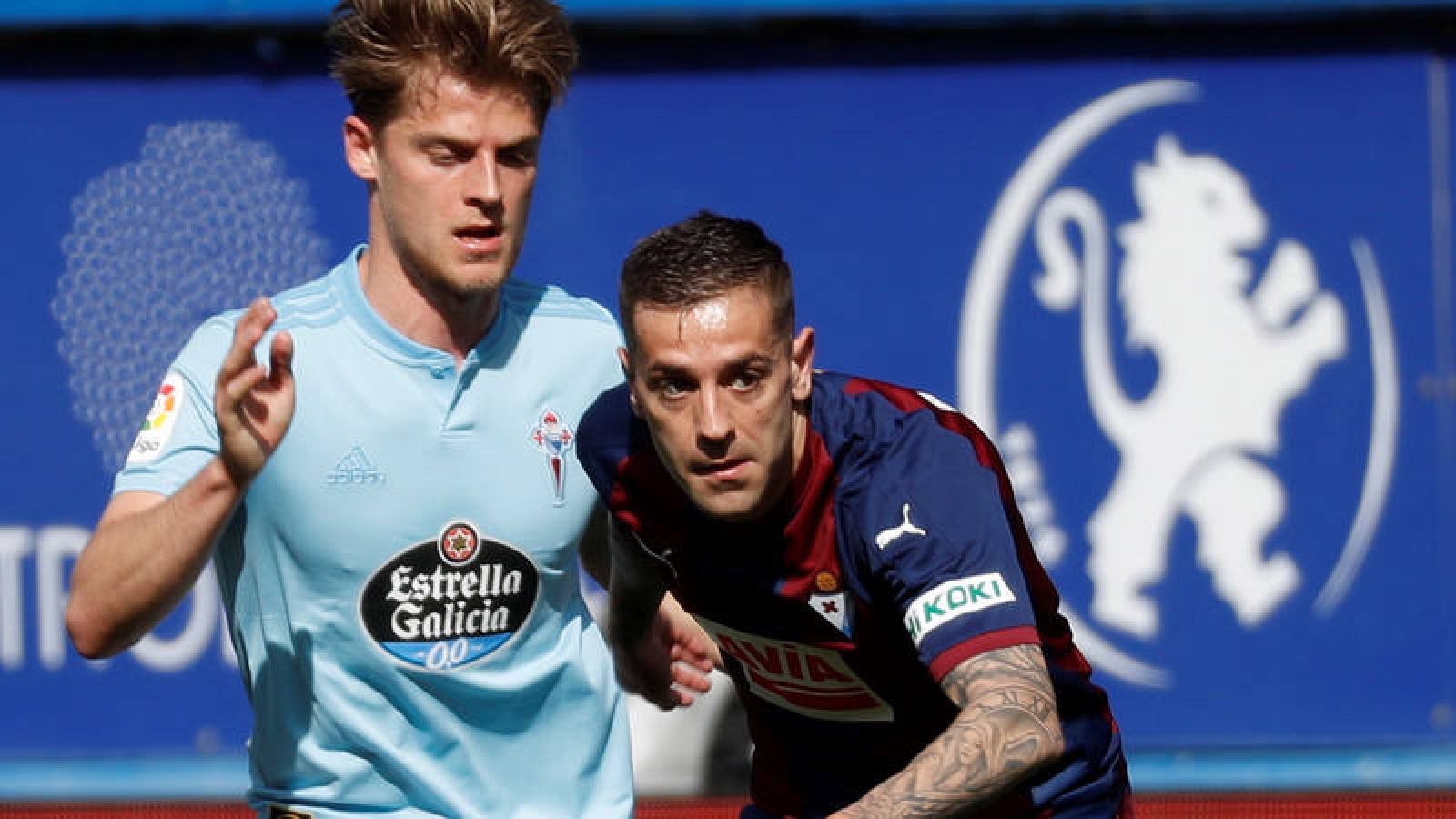 El centrocampista del Eibar, Rubén Perez, ante el jugador del Celta, Mathias Jensen.