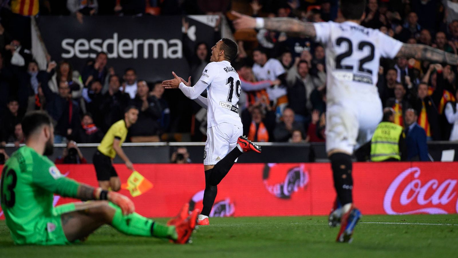 Rodrigo celebra el primero de los goles del Valencia