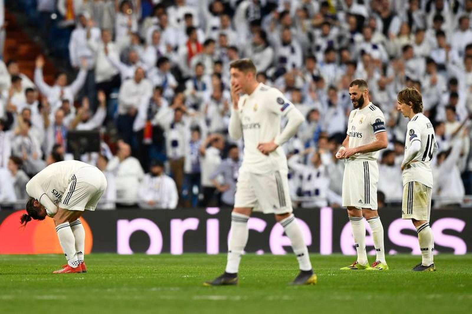 Los jugadores del Real Madrid, cabizbajos en la última parte del partido 