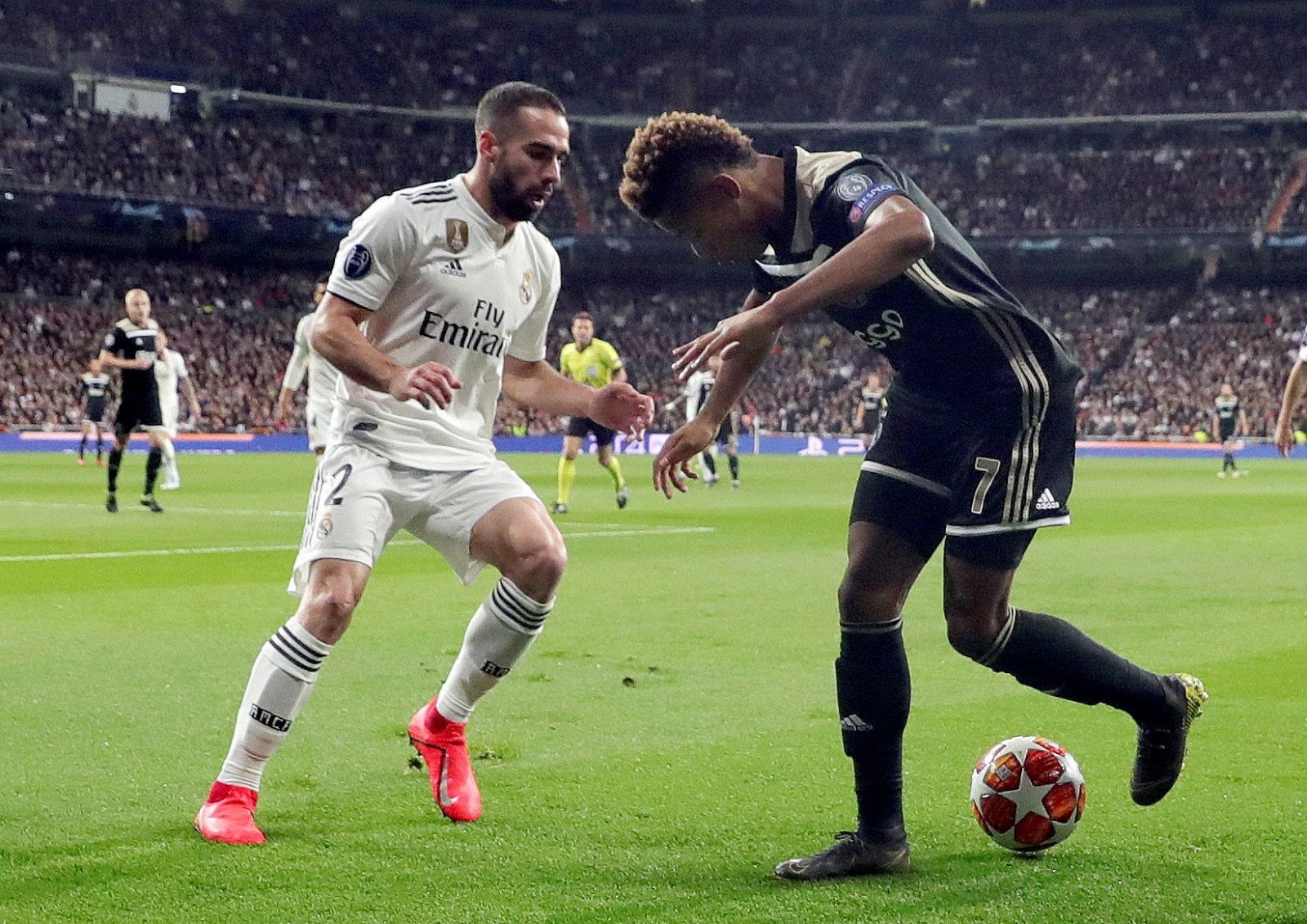 Carvajal defiende a Neres (d)