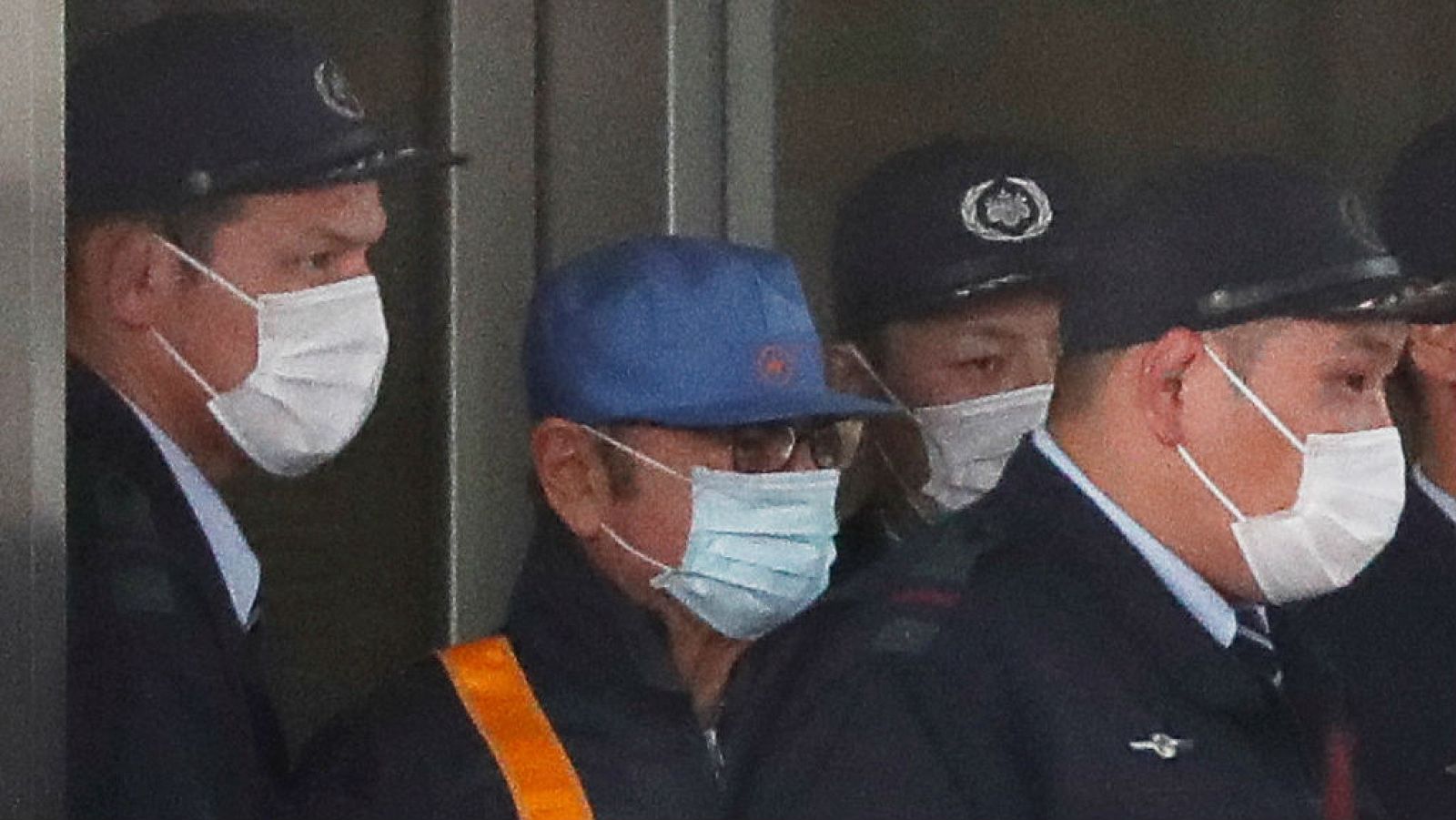 Carlos Ghosn, con gafas, a su salida del centro de detención