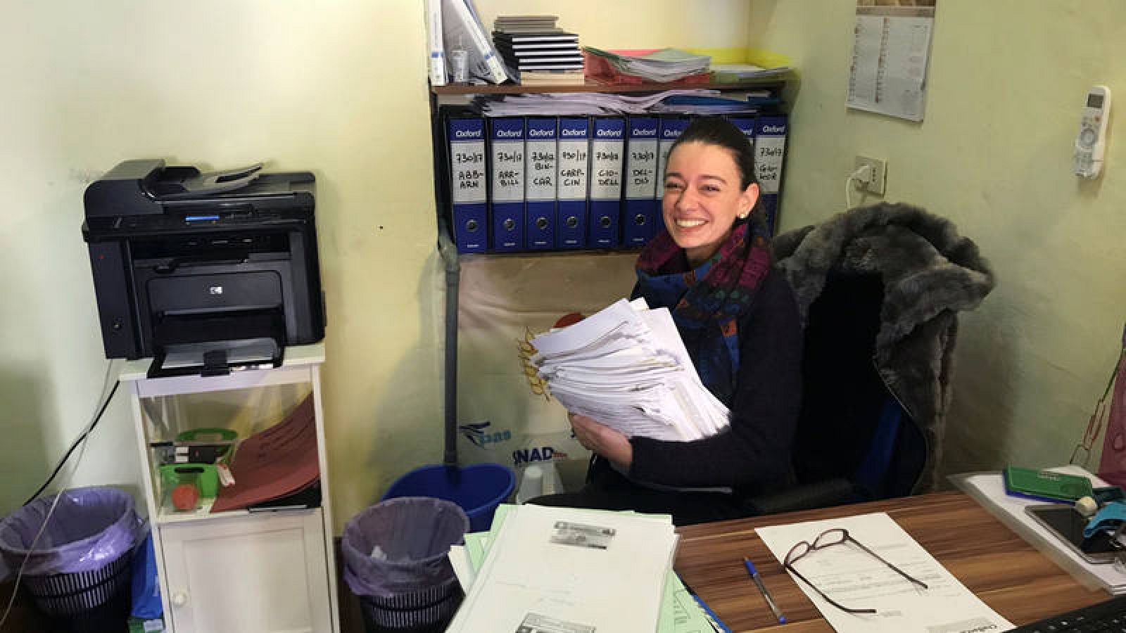  Ambra Tassi, trabajadora de uno de los centros de asistencia fiscal, con el primer listado de solicitudes para la "Renta Ciudadana".