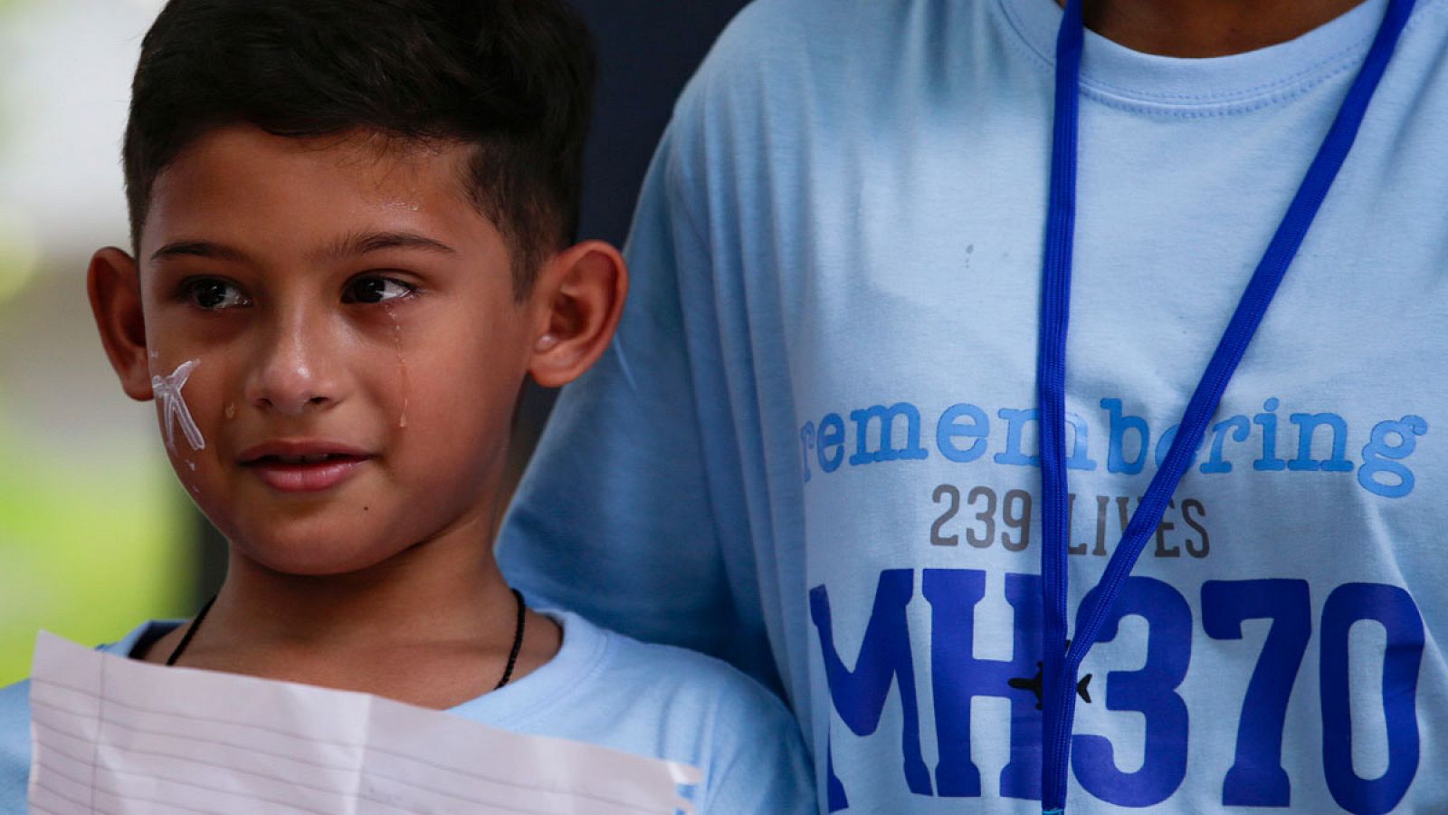 El nieto de una de las víctimas del vuelo del MH370 llorando durante la ceremonia de conmemoración con motivo del quinto aniversario de la desaparición del avión de Malaysian Airlines.