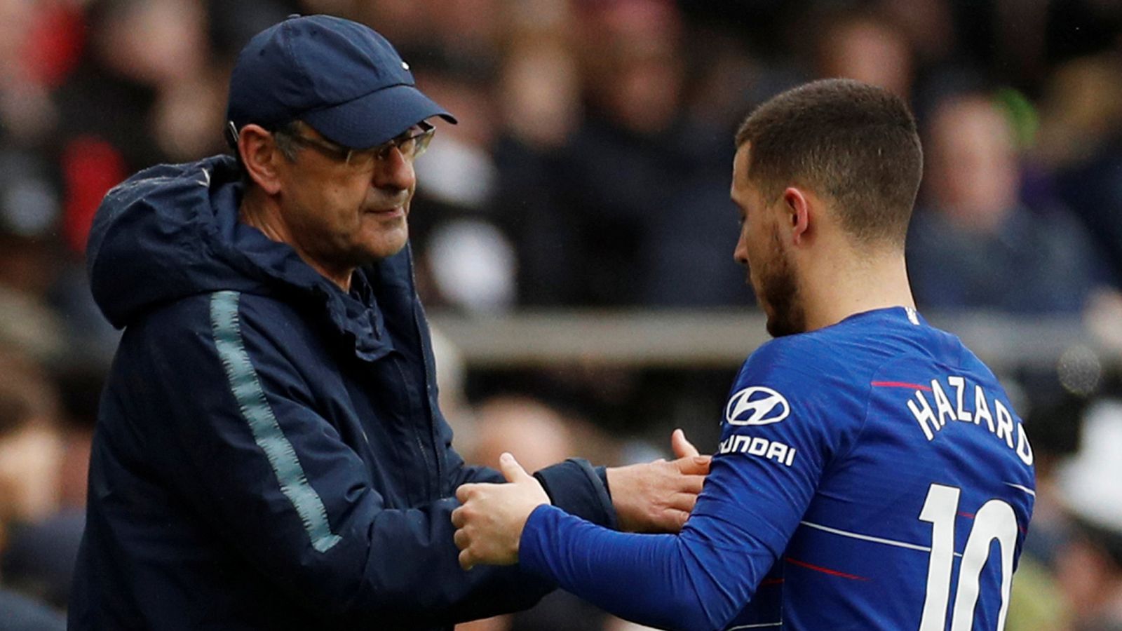 El entrenador del Chelsea, Maurizio Sarri, conversa con el belga Eden Hazard en un partido.