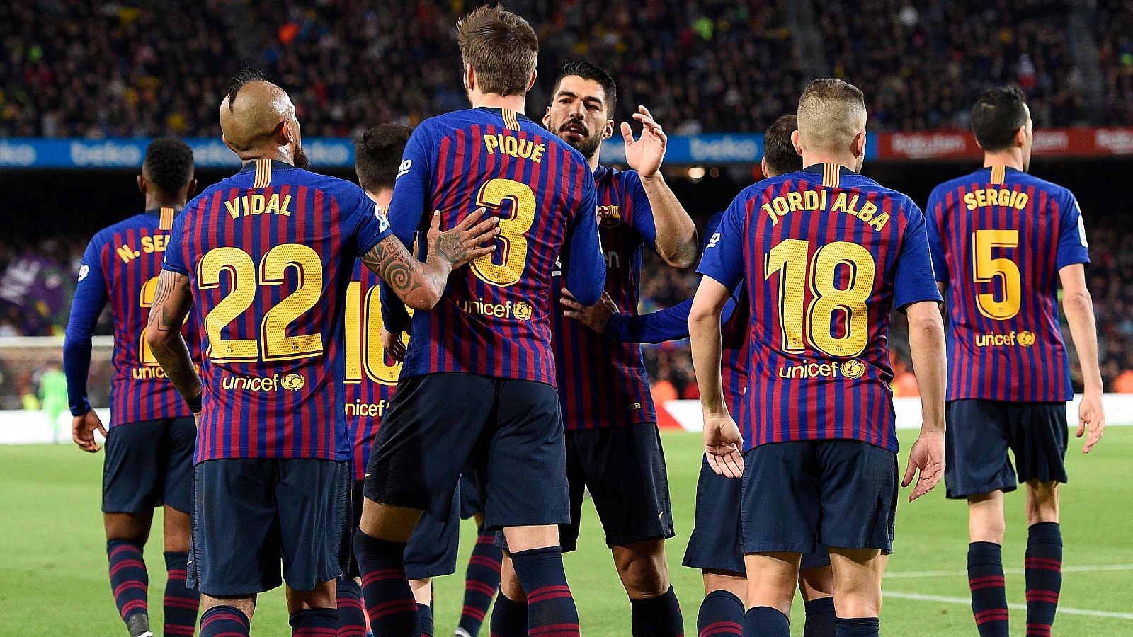 Los jugadores del Barça celebran el primer gol ante el Rayo.