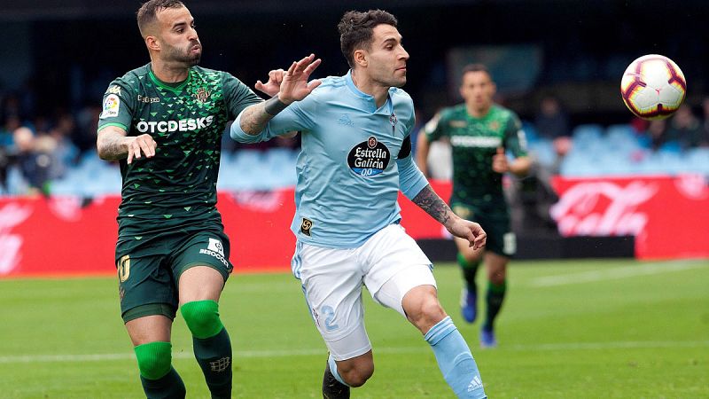 Jesé, autor del gol de la victoria, pugna con Hugo Mallo por un balón