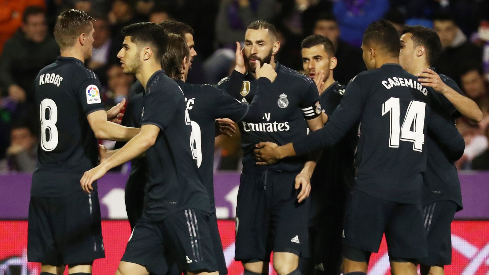 Los jugadores del Madrid celebran uno de los goles de Benzema al Valladolid.