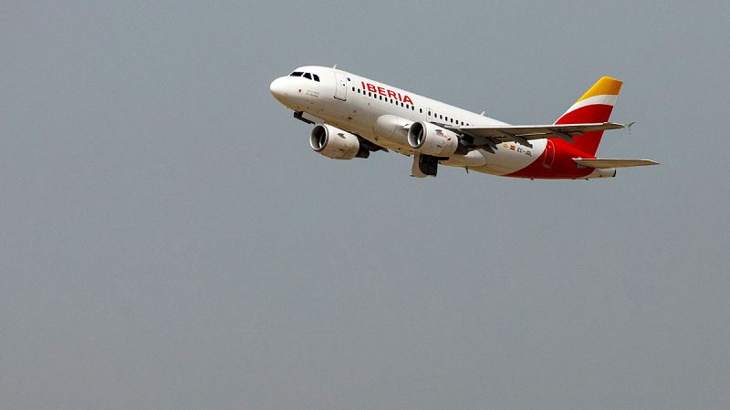 Un avión de Iberia sobrevolando Madrid.