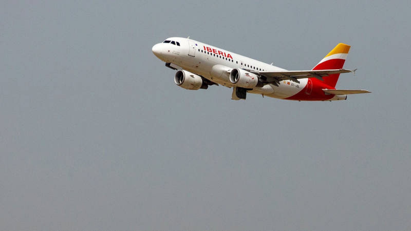 Un avión de Iberia sobrevolando Madrid. 
