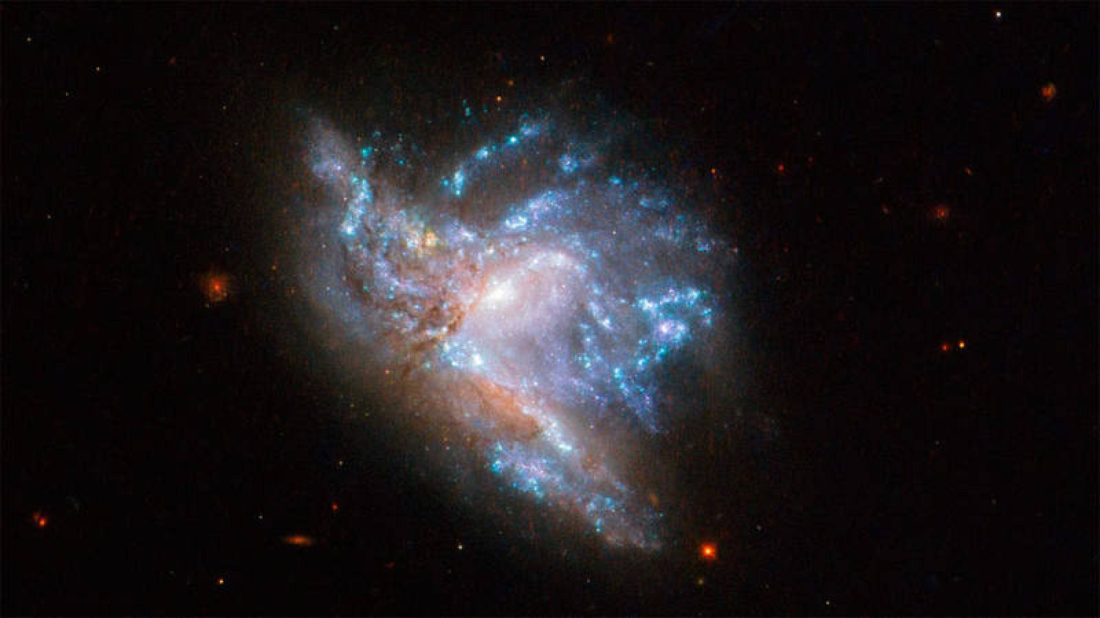 El Telescopio Hubble Capta La Colision De Los Galaxias Rtve Es