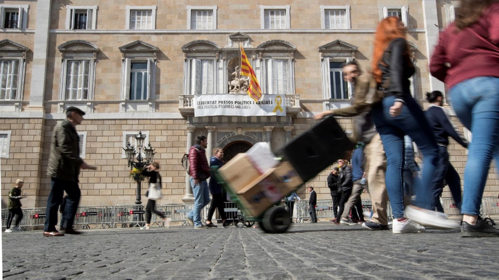 Imagen del Palau de la Generalitat con una pancarta de apoyo de los líderes independentistas presos.