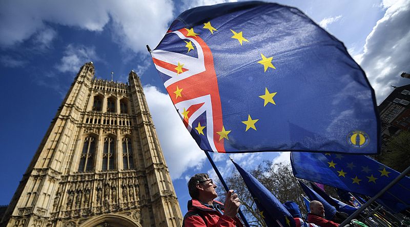 Un manifestante anti "brexit" participa en una protesta en el exterior del Parlamento en Londres.