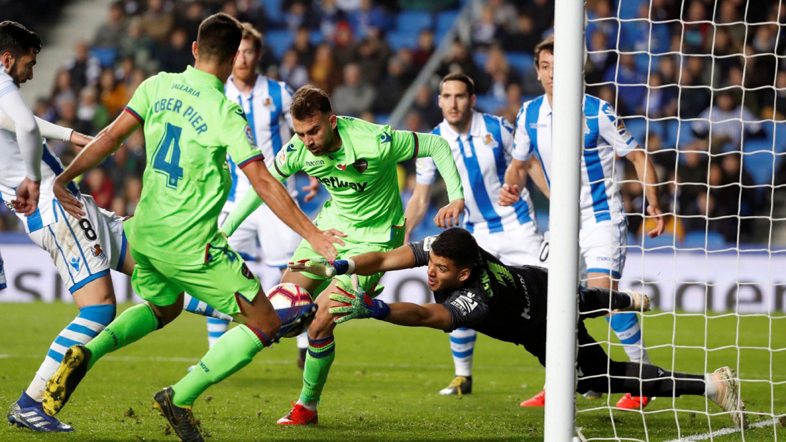 Borja Mayoral, rodeado de realistas intentando evitar su remate