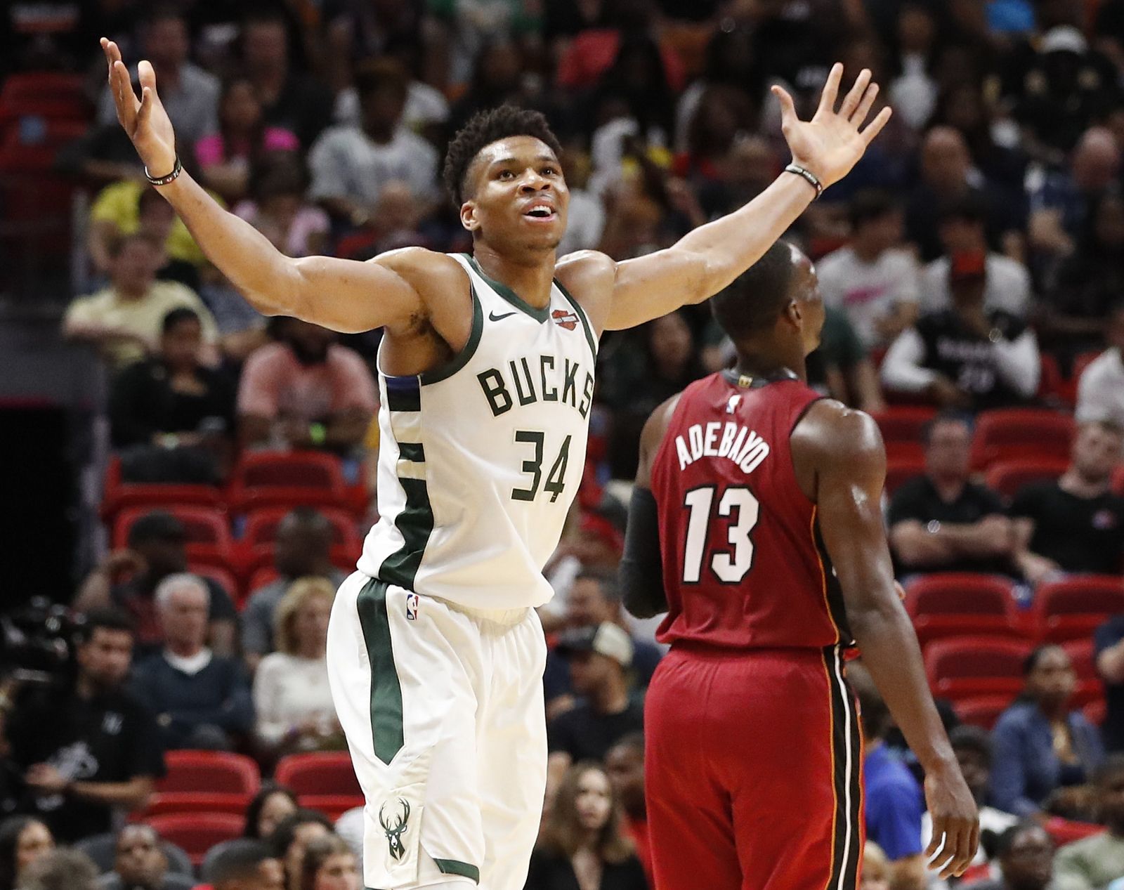 Antetokounmpo celebra un triple ante los Heat