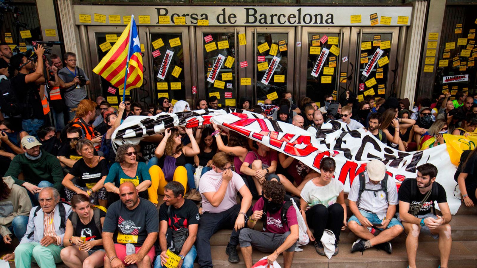 Activistas convocados por los CDR se manifiestan en Barcelona (01/10/2018)