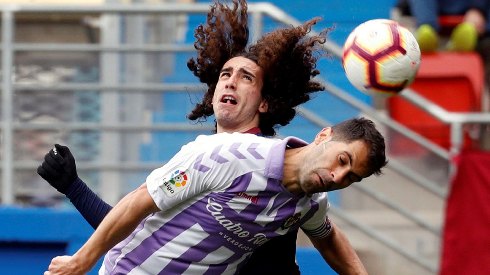 Cucurella y Moyano disputan un balón