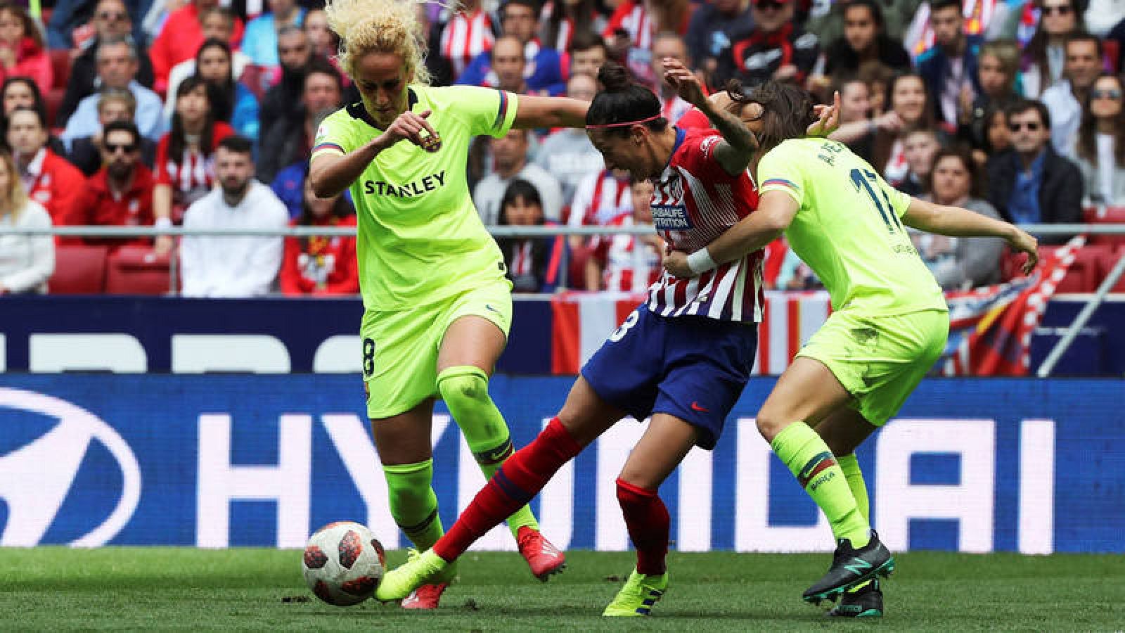 Jenni Hermoso pelea un balón con Andrea Pereira