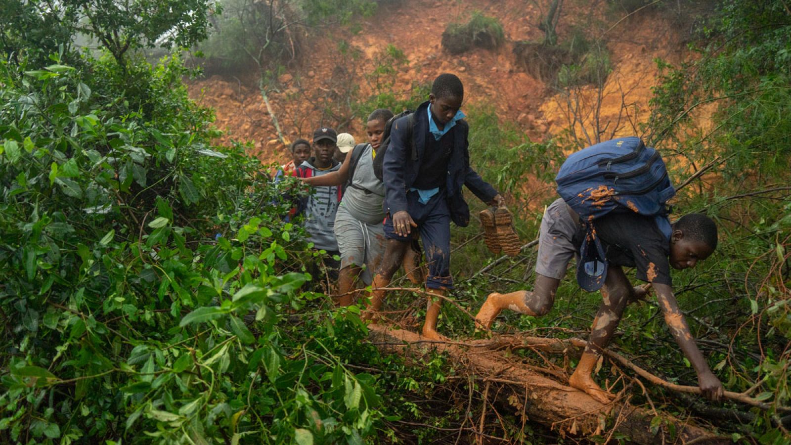 Un grupo de personas afectadas por el ciclón en Zimbabue
