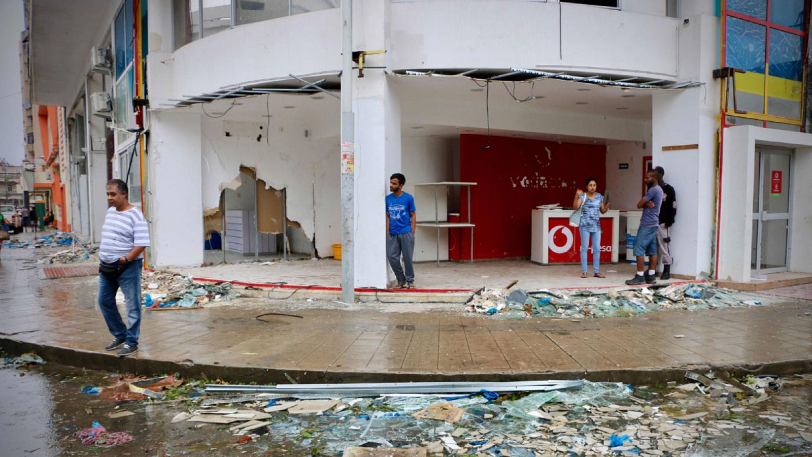 Residentes y comerciantes, en medio de la destrucción provocada por el paso del ciclón Idai en Beira, Mozambique