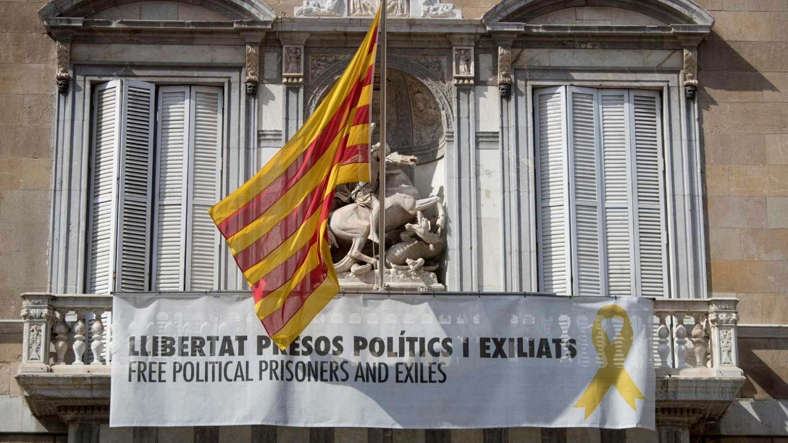 Imagen del Palacio de la Generalitat con el lazo amarillo durante la campaña de las elecciones generales del 28 de abril de 2019