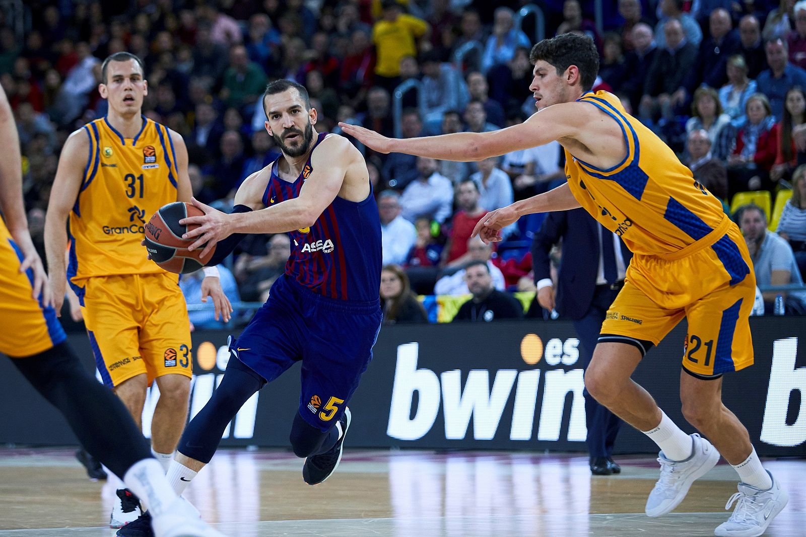 El alero del Herbalife Gran Canaria Oriol Paulí (d) defiende al escolta del Barcelona Lassa Pau Ribas (c), en partido de la Euroliga que se disputa esta noche en el Palau Blaugrana.