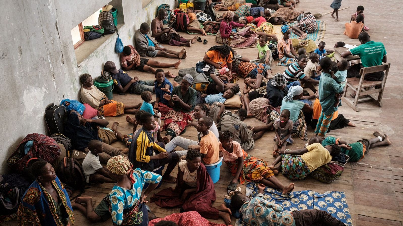 Decenas de personas del distrito de Buzi, en Mozambique, refugiadas en una escuela en Beira, tras el paso del ciclón Idai.