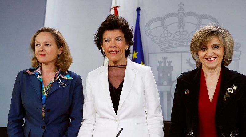 La portavoz del Gobierno Isabel Celaá (c) con la de Economía (i) y la de Sanidad (d) tras el Consejo de Ministros