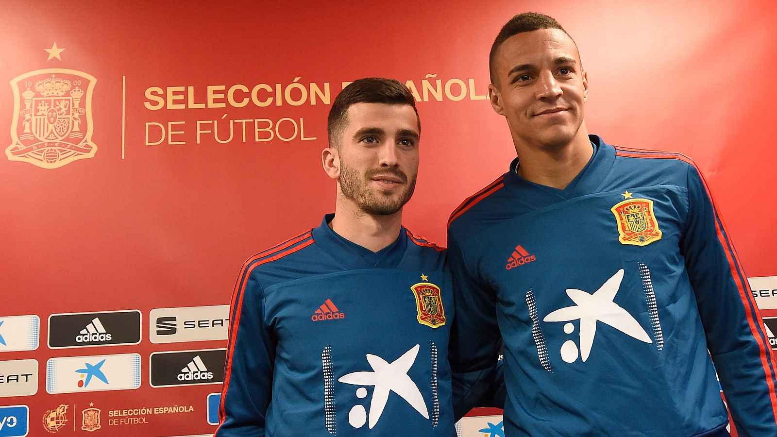 Gayá y Rodrigo, en la rueda de prensa de la selección.