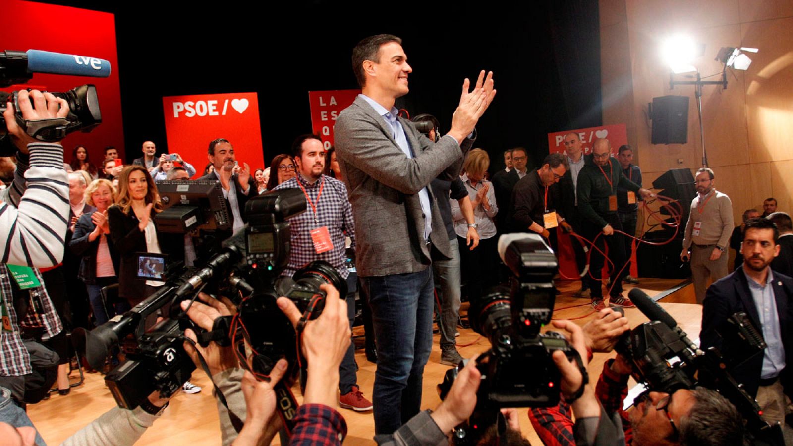 El presidente del Gobierno y secretario general del PSOE, Pedro Sánchez (c) durante un acto político de su formación en la Universidad de Alicante