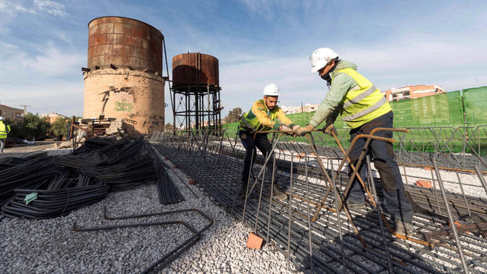 Unos operarios realizan obras en unas vías de tren