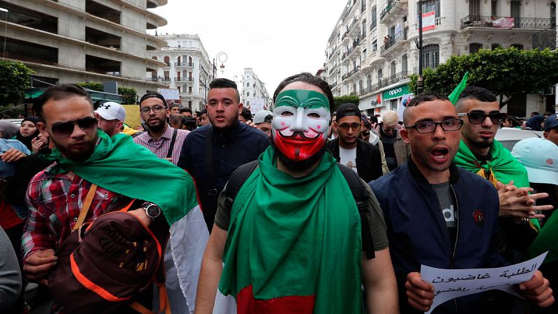 Estudiantes argelinos participan en una manifestación contra el presidente del país, Abdelaziz Bouteflika, este martes en Argel (Argelia).