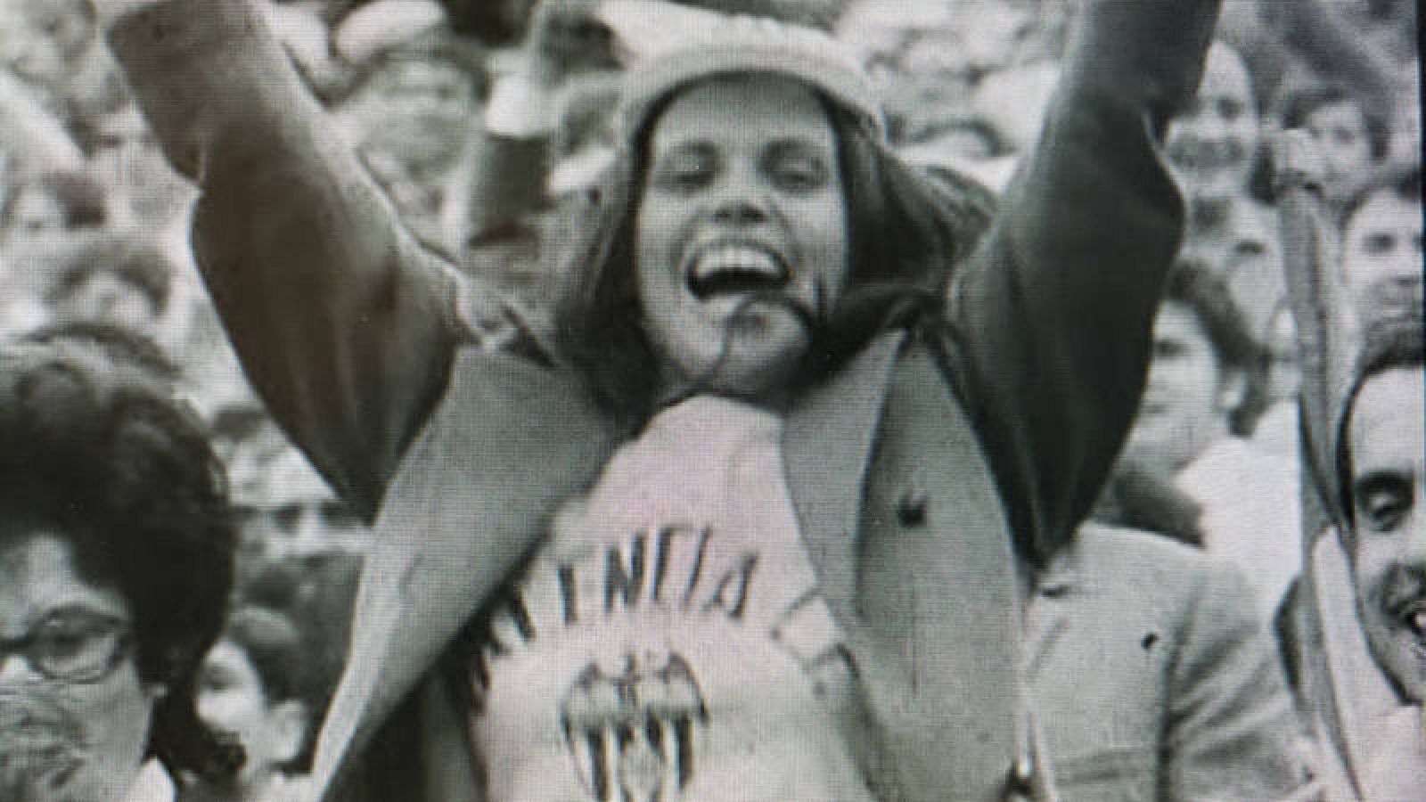 Una aficionada del Valencia C.F celebra el título de Liga de 1971 ganado por su equipo en el estadio de Sarriá (Barcelona).