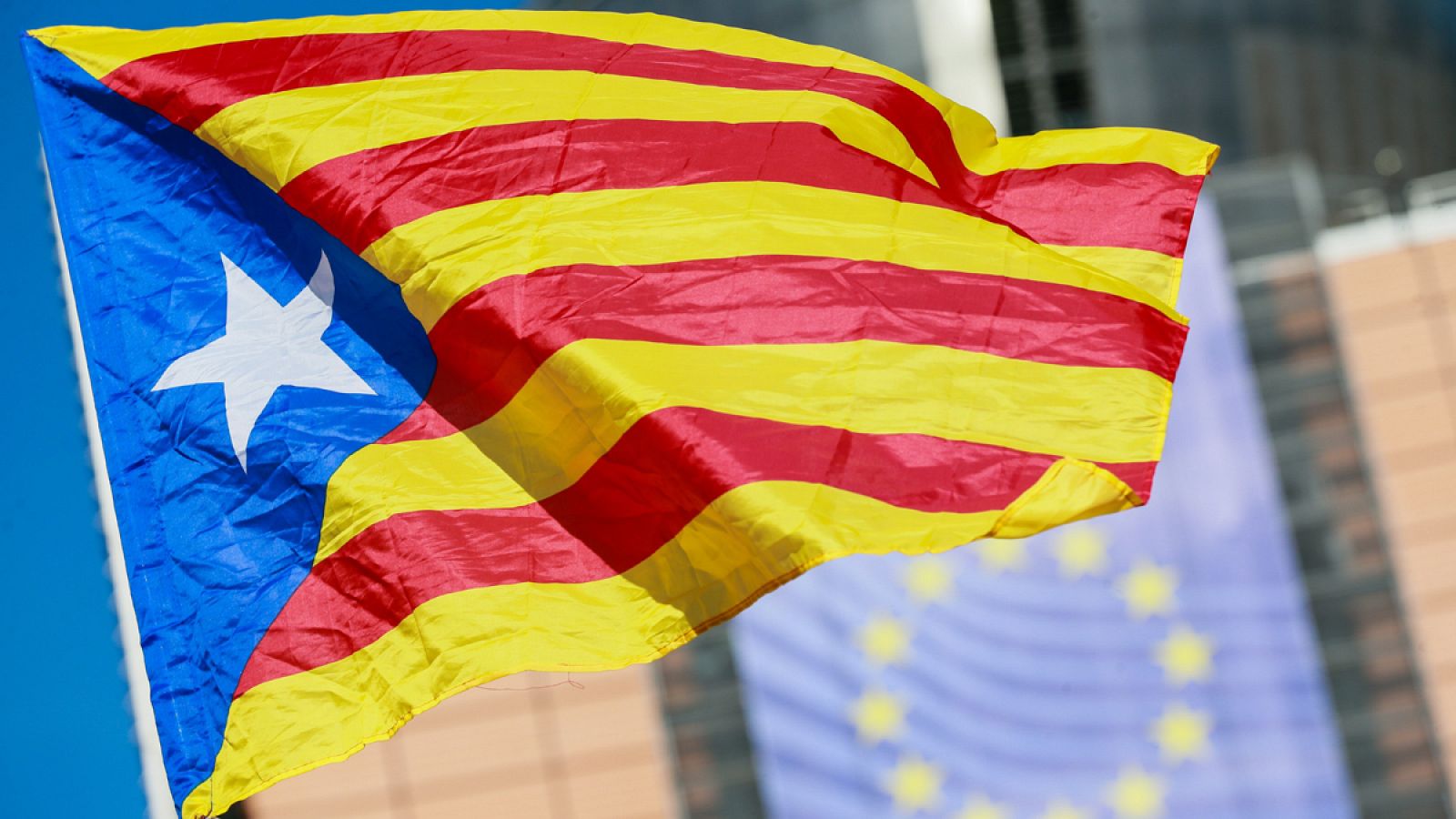 Una bandera independentista catalana ondea frente a la sede de la Comisión Europea, en Bruselas.