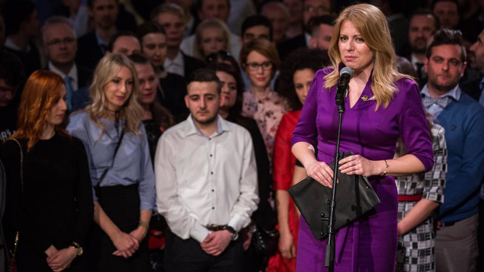 Zuzana Caputova se dirige a sus simpatizantes mientras espera el resultado electoral en Bratislava