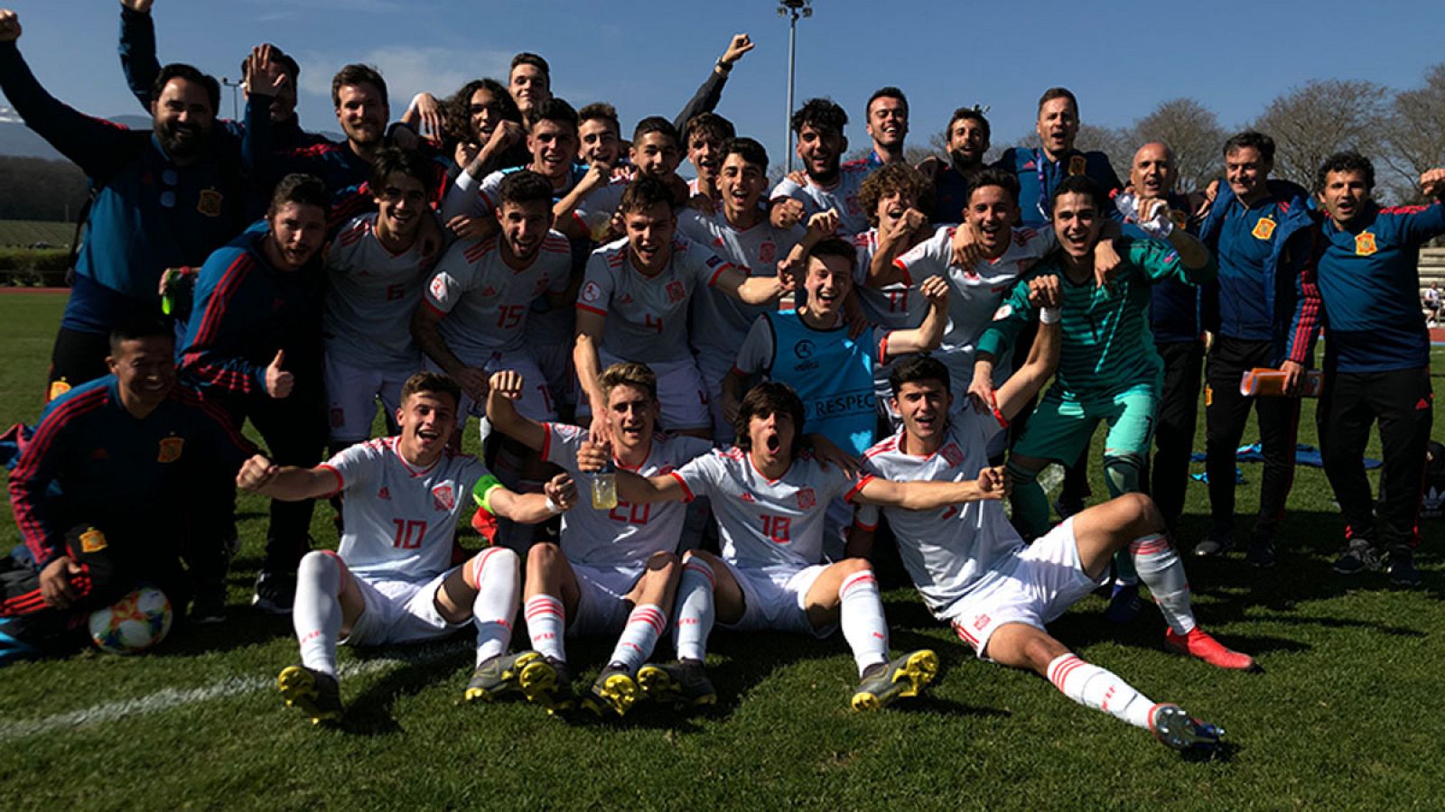 La selección española sub-17 celebra el pase