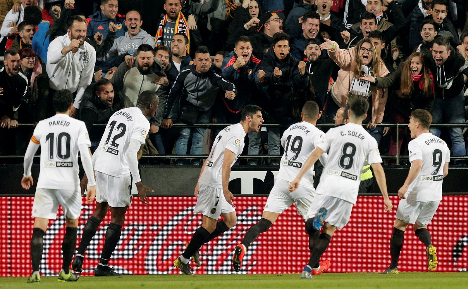 Gonçalo Guedes (3i) celebra el gol ante el Real Madrid.