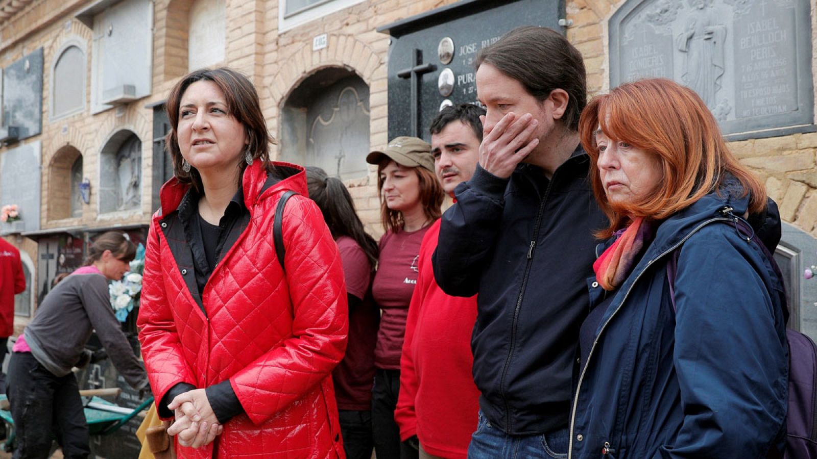 Pablo Iglesias con su madre asiste a la apertura de una fosa común en Paterna