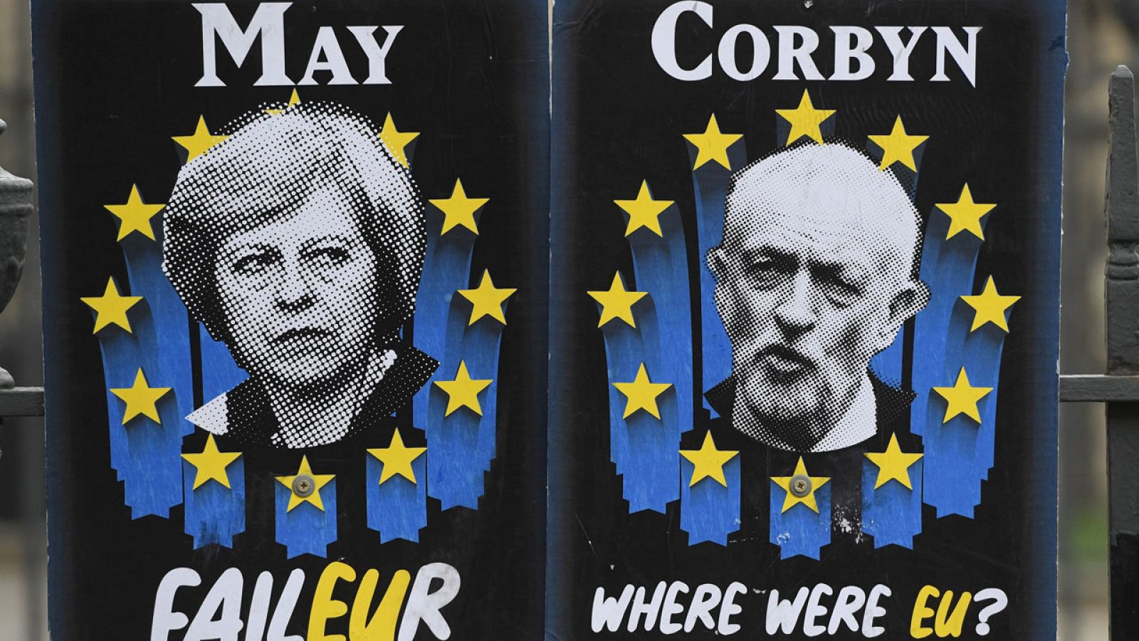 Dos carteles critican la gesitón del 'Brexit' de May y Corbyn