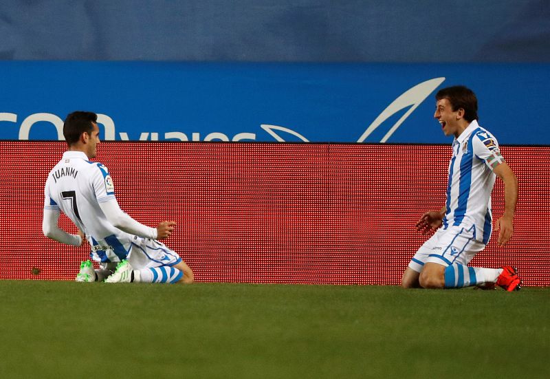 Juanmi Jiménez (i) celebra celebra con Mikel Oyarzabal su gol.