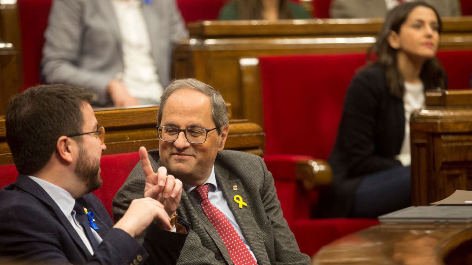 Quim Torra habla con Pere Aragonés (ERC) en el Parlament, donde se ve al fondo a Inés Arrimadas