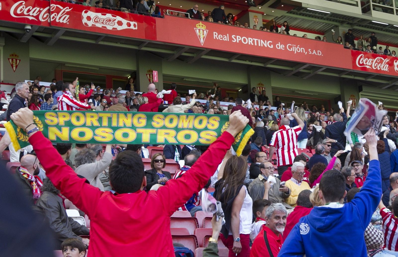 Aficionados del Sporting protestan en contra de la directiva de su equipo