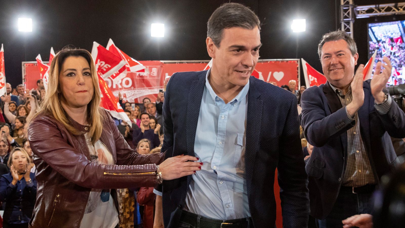 Pedro Sánchez y Susana Díaz en el acto electoral que el PSOE celebra en Sevilla