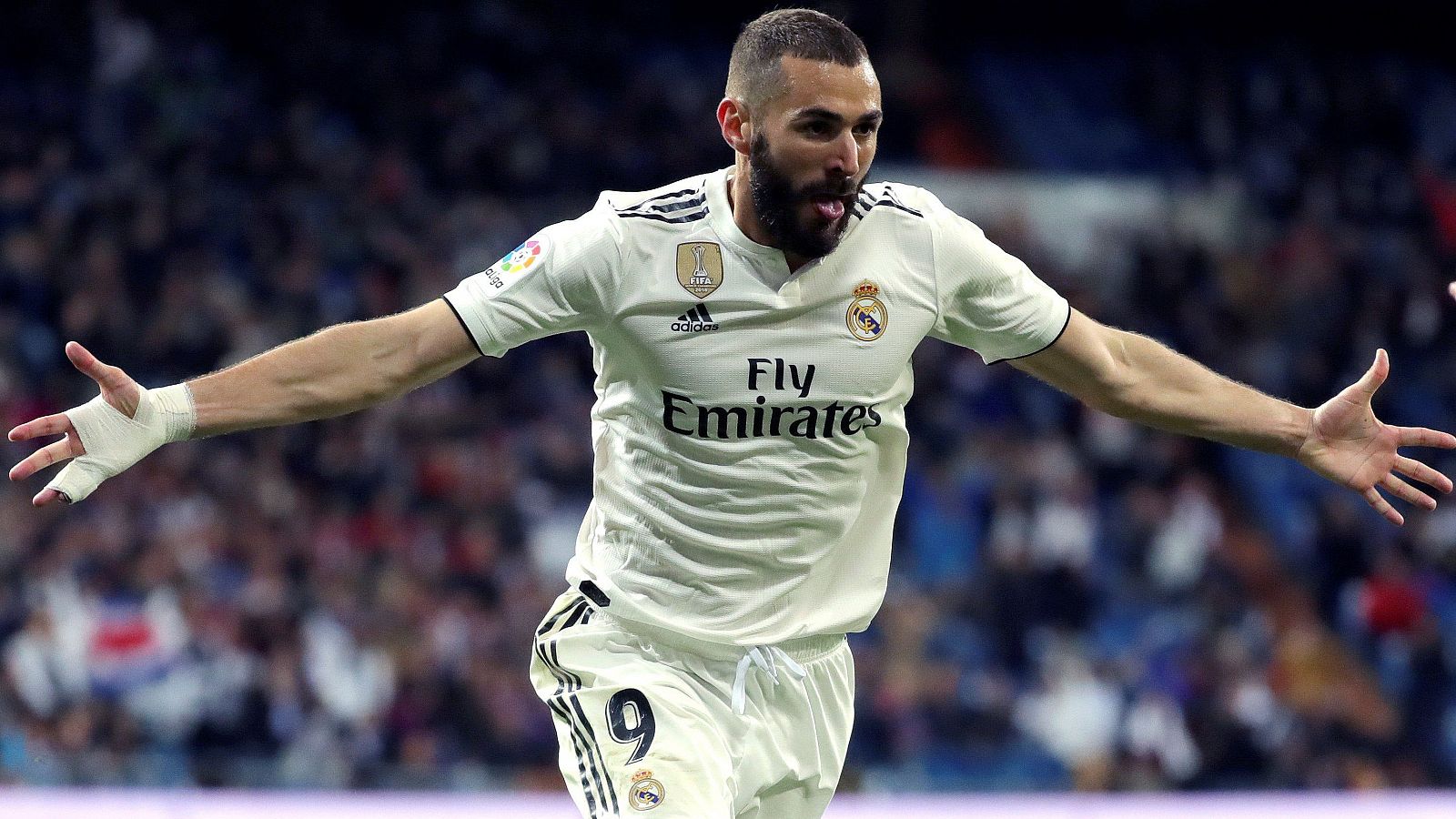 Karim Benzema celebra el primero de sus goles al Eibar.