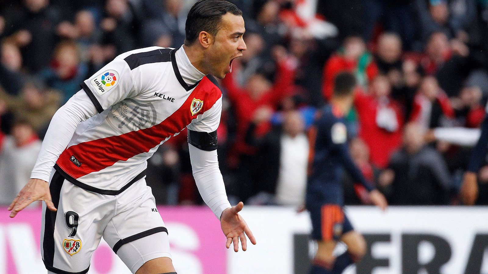 Raúl de Tomás celebra el primer gol del Rayo al Valencia.